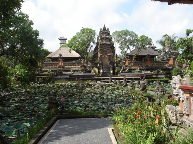 Ubud_Pura_Taman_saraswati.JPG