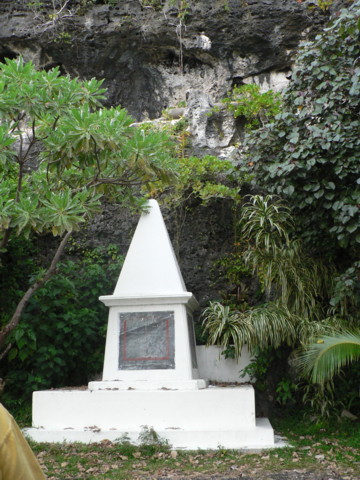 tombe_du_1er_missionnaire.JPG