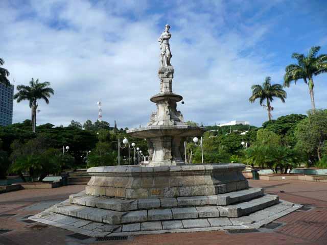 noumea_place_cocotiers.JPG